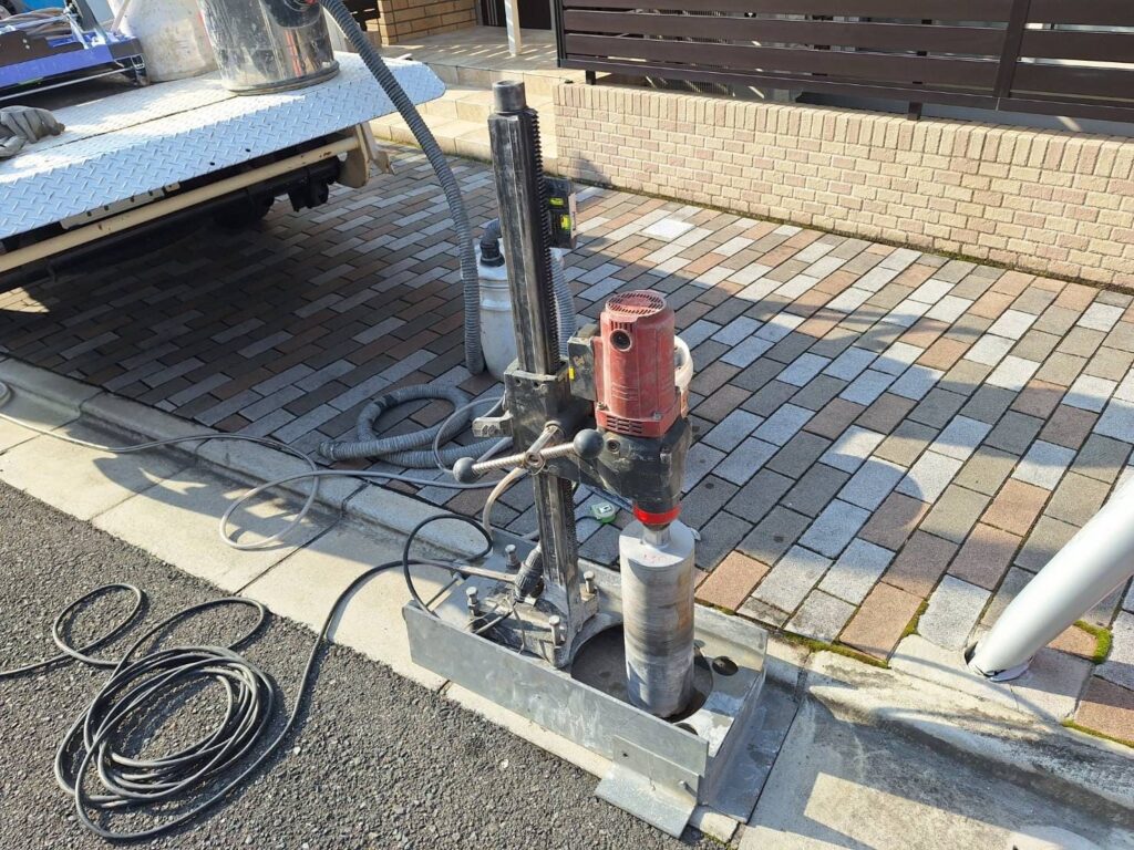 堺市の住宅エリアでコア抜き工事を行うHOLTECH